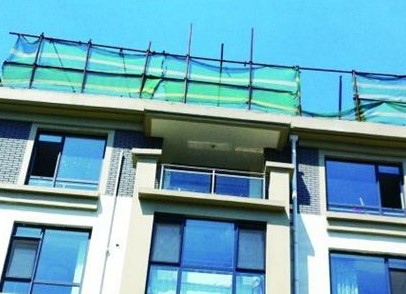 青島雍翠華苑業主裝修掀房頂 或影響樓體安全