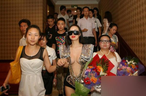 直擊干露露后臺大尺度換裝