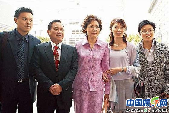 郭可盈一家，最左邊是弟弟、父親，中間是媽媽，右邊是姐姐和妹妹