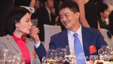 李亞鵬為王菲擦嘴，畫面有愛