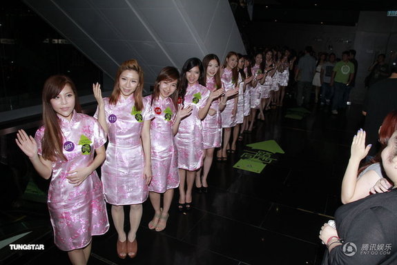 三級片首映艷星鬧不和 大尺度不雅海報曝光