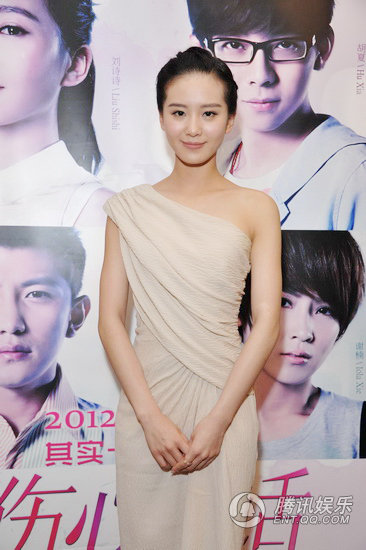 劉詩詩做活動抬腿動作大露底走光 現場混亂