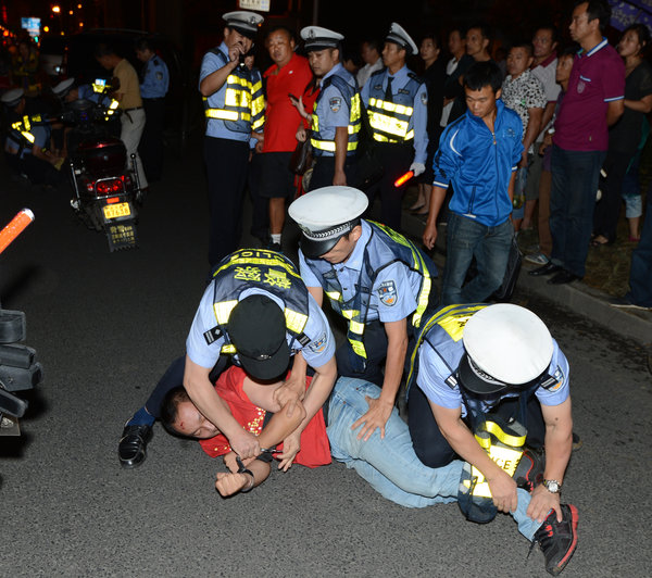 小學老師醉駕暴力抗法 脖子掛粗黃金項鏈