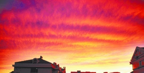9月13日傍晚,島城上空出現美麗的火燒云 9月13日傍晚,島城上空出現美麗的火燒云