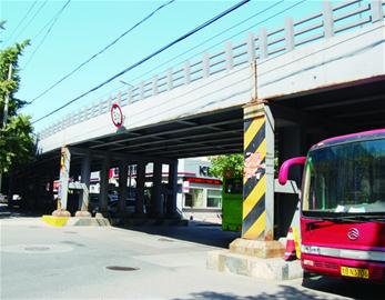 大學(xué)路跨線(xiàn)橋花700萬(wàn)整容