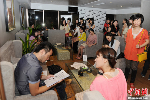 身家過億富豪組團征婚 萬名應征女子環肥燕瘦