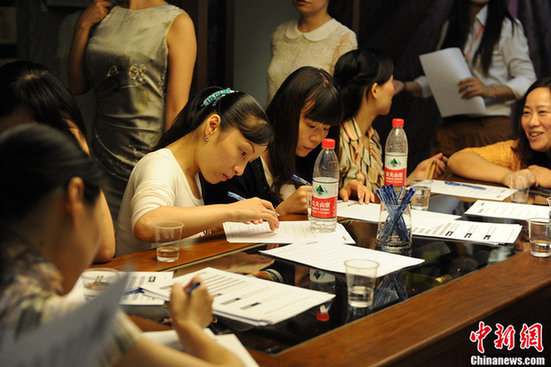 身家過億富豪組團征婚 萬名應征女子環肥燕瘦