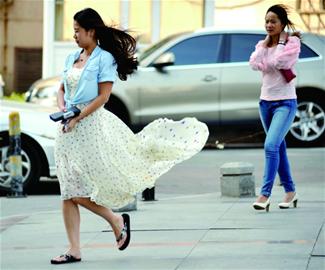 青島北風勁吹落葉狂舞 街頭美女風中凌亂