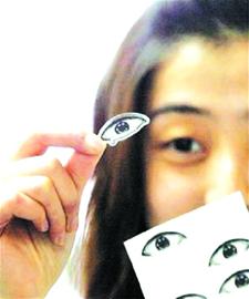 搞怪眼貼被網(wǎng)友稱作神器 醫(yī)生提醒易過敏 搞怪眼貼被網(wǎng)友稱作神器 醫(yī)生提醒易過敏