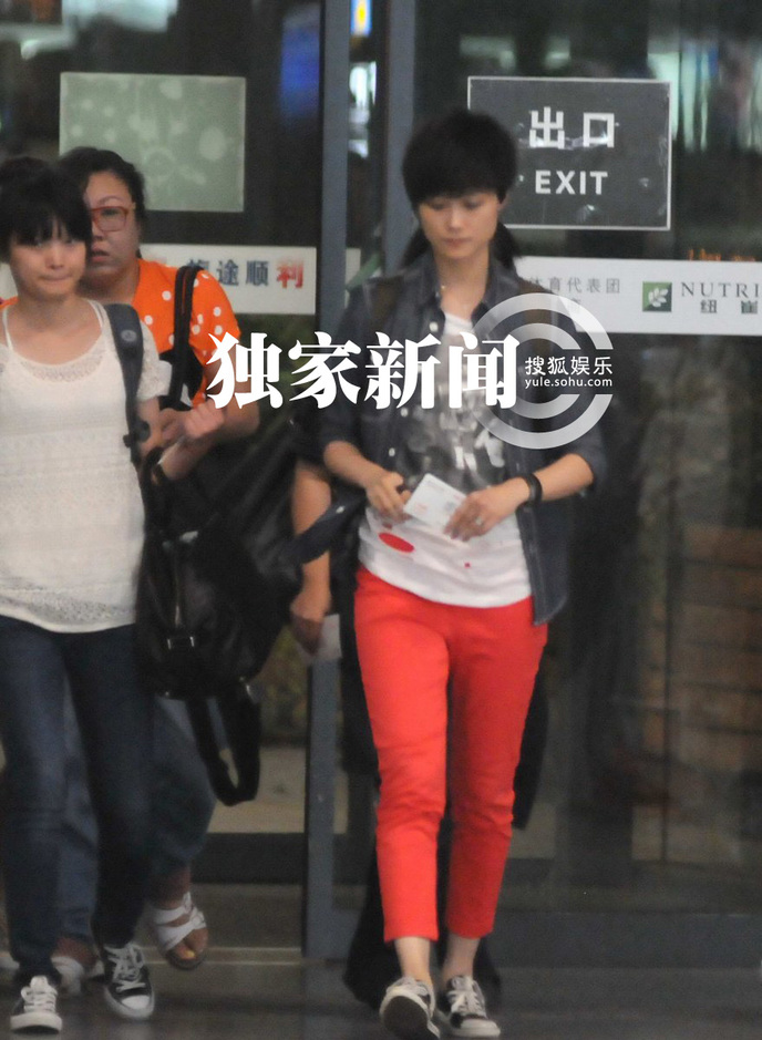 李宇春返京氣場(chǎng)強(qiáng)大 粉絲千里追隨