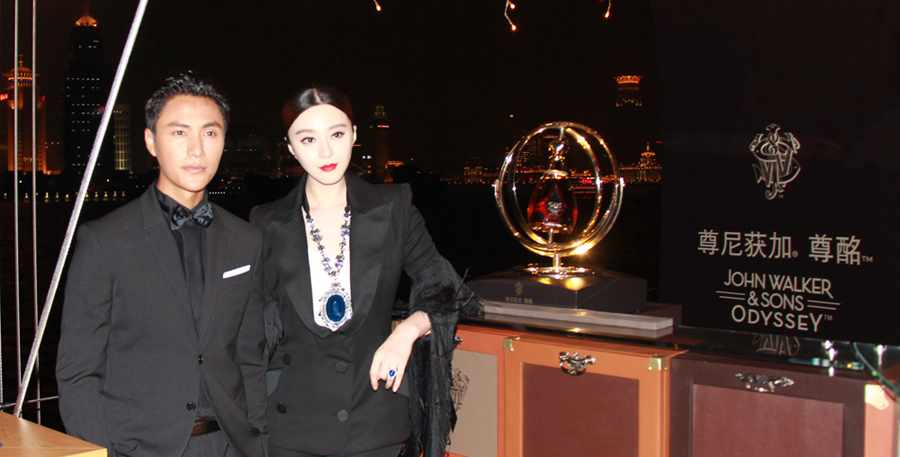 范冰冰鬃毛黑西裝霸氣亮相 胸前掛巨大藍色珠寶