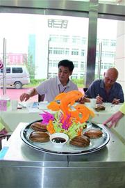 青島選食神蘿卜雕出海底世界 鮑魚(yú)菜1盤成本4千元