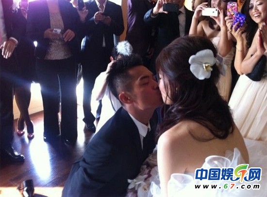 林丹謝杏芳大婚現場:林丹攜伴郎跳四小天鵝