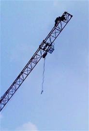 青島小伙爬40米塔吊嚎啕大哭 討7千元工資隨風飄搖 青島小伙爬40米塔吊嚎啕大哭 討7千元工資隨風飄搖