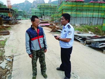 青島小伙爬40米塔吊嚎啕大哭 討7千元工資隨風飄搖