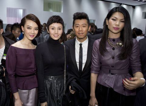 陳數亮相巴黎秀場 紫色套裝氣場不凡被追拍