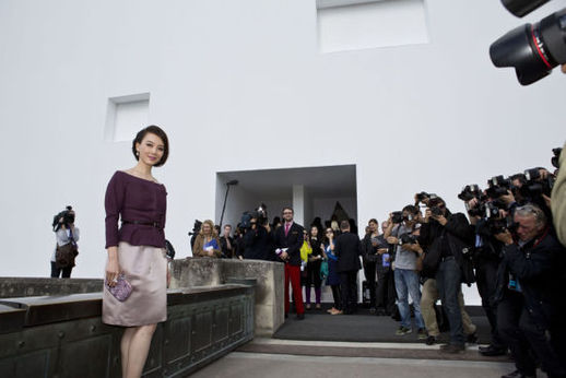 陳數亮相巴黎秀場 紫色套裝氣場不凡被追拍