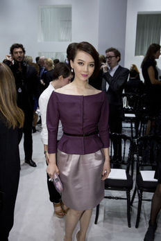 陳數亮相巴黎秀場 紫色套裝氣場不凡被追拍