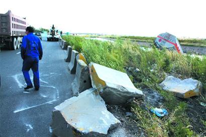 環灣大道瑞昌路出口罐車墜海