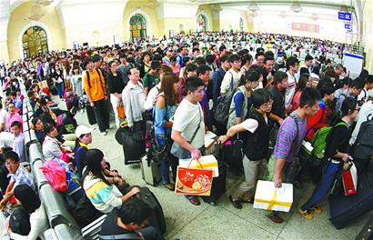 青島火車(chē)站迎建站百年來(lái)最高客流