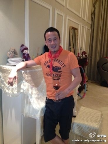 楊坤被曝曾與那英姐弟戀 那英:他在KTV里面摸我 楊坤被曝曾與那英姐弟戀 那英:他在KTV里面摸我