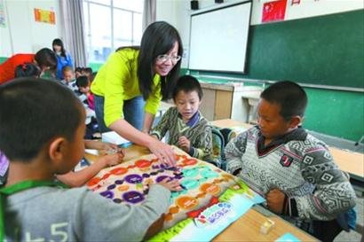 志愿者給孩子們傳授營養知識