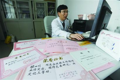 他用手術刀詮釋醫德