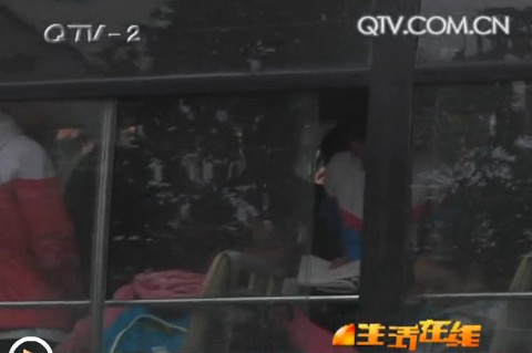 城陽五中校車超載 核定40人車拉滿60人 城陽五中校車超載 核定40人車拉滿60人