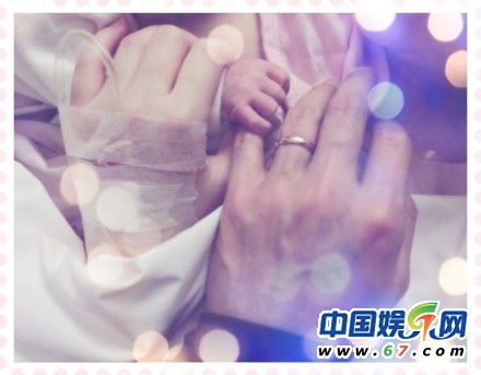 曝李小璐今日產下一女 賈乃亮微博曬愛女小手