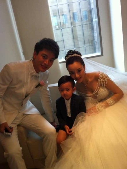 曝李小璐今日產下一女 賈乃亮微博曬愛女小手