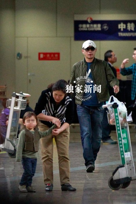 劉燁攜妻帶子溫馨出行 兒子一頭黃發皮膚白嫩