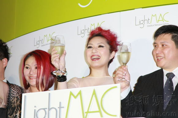 楊千嬅產后首露面 瘦身未成露雙下巴上圍暴漲