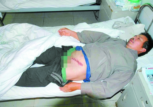 遭暴打后，環衛工人彭付振被送往醫院救治。