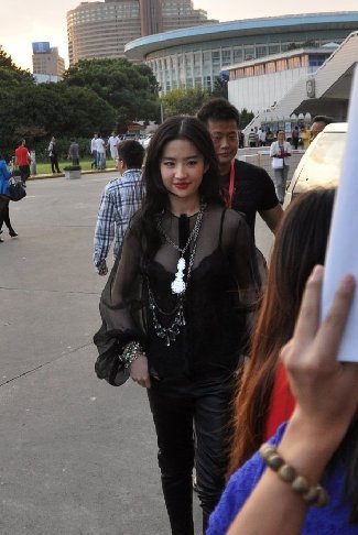 劉亦菲穿黑色透視裝露酥胸 邊走邊整理內衣