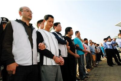 昨日，大陸警方將犯罪嫌疑人移交臺灣執法部門。