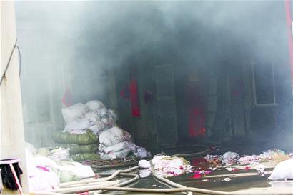 丟個煙頭下腳料火冒三丈 一里地外能聞怪味