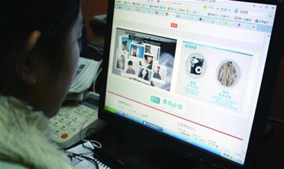 草根模特成新行當 老太太拍一張照片60元 草根模特成新行當 老太太拍一張照片60元