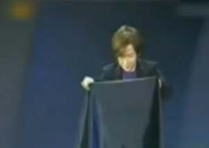 劉謙穿幫視頻曝光 網友：最失敗魔術(圖)