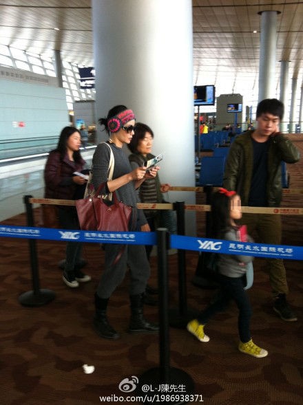 王菲緊隨李嫣身后(圖片來自微博@文藝復興藝術家)