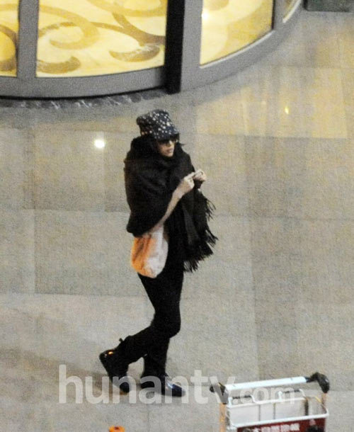 章子怡潮裝現身攜助理回京 吃飯玩自拍吃相不雅 章子怡潮裝現身攜助理回京 吃飯玩自拍吃相不雅