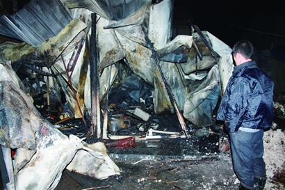 青島200平板房被爐火燒塌 8000元現金成灰 青島200平板房被爐火燒塌 8000元現金成灰