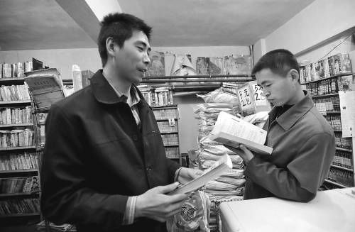 河南打工小伙馬輝在烏魯木齊一間200多平方米的地下室里,自辦“打工者書(shū)屋”,專(zhuān)門(mén)為打工者提供租書(shū)、看書(shū)服務(wù)。朱翊攝 河南打工小伙馬輝在烏魯木齊一間200多平方米的地下室里,自辦“打工者書(shū)屋”,專(zhuān)門(mén)為打工者提供租書(shū)、看書(shū)服務(wù)。朱翊攝