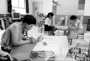 浙江一所幼兒園內，老師們裝扮教室，迎接小朋友們到來。