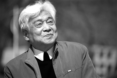 中國(guó)傳媒大學(xué)播音主持藝術(shù)學(xué)院前任院長(zhǎng)、76歲的中國(guó)播音界泰斗張頌，因食道癌晚期醫(yī)治無(wú)效，于昨日在北京去世。 宋佳音 攝