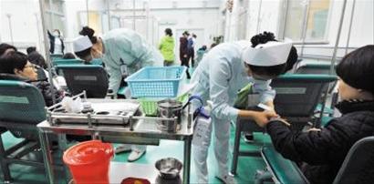 青島最美小護士:脫大衣給老漢 發燒裹床單值夜班 青島最美小護士:脫大衣給老漢 發燒裹床單值夜班