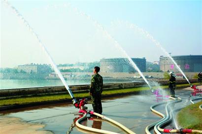 青島巨無霸消防車6公里內可吸海水滅火 價值3千萬