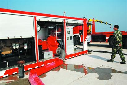 青島巨無霸消防車6公里內可吸海水滅火 價值3千萬