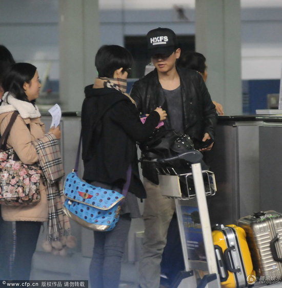 張杰機場悍馬車接送 謝娜緊隨身后素顏似小媳婦