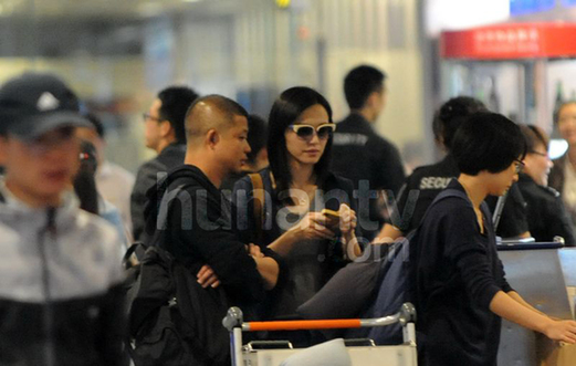 姚晨曹郁婚期臨近甜蜜現身 疑同出游預支蜜月