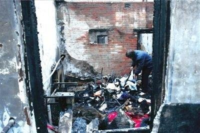 男子冒火營救20余人 自家數萬現金成灰燼(圖)